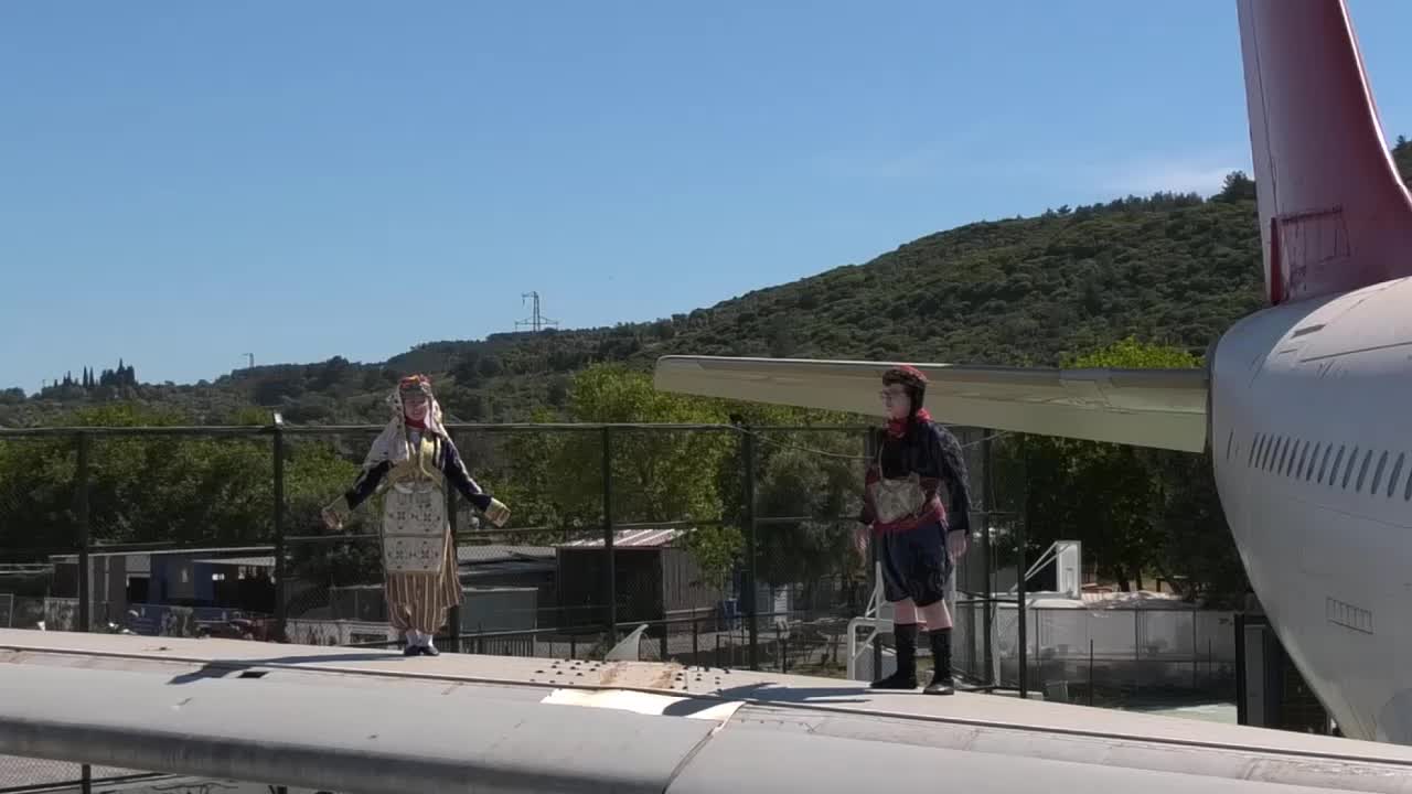 UÇAK KANADINDA 19 MAYIS ZEYBEĞİ