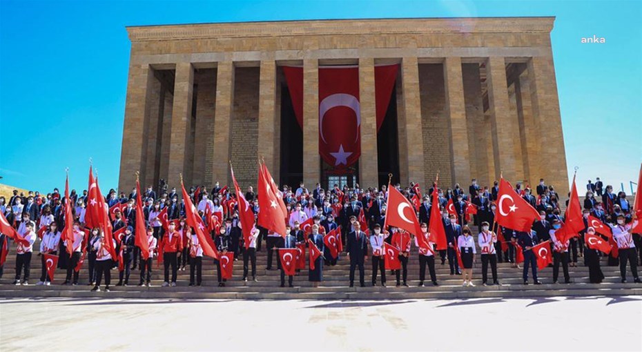 GENÇLİK BAKANI KASAPOĞLU, ANITKABİR’DE ATA’YI ANDI: "GENÇLERİMİZ SORUMLULUĞUN FARKINDA"