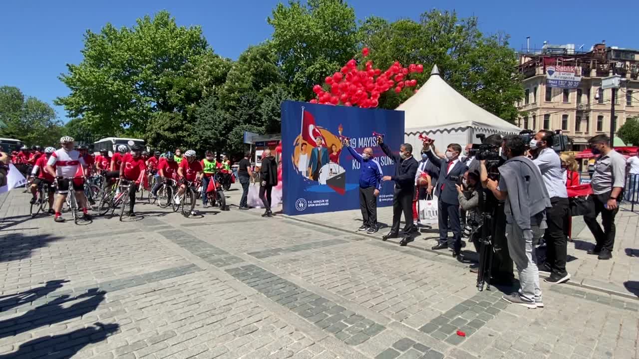 İSTANBUL'DA 102 BİSİKLETÇİ, 19 MAYIS KUTLAMALARI İÇİN 21 KİLOMETRE PEDAL ÇEVİRDİ