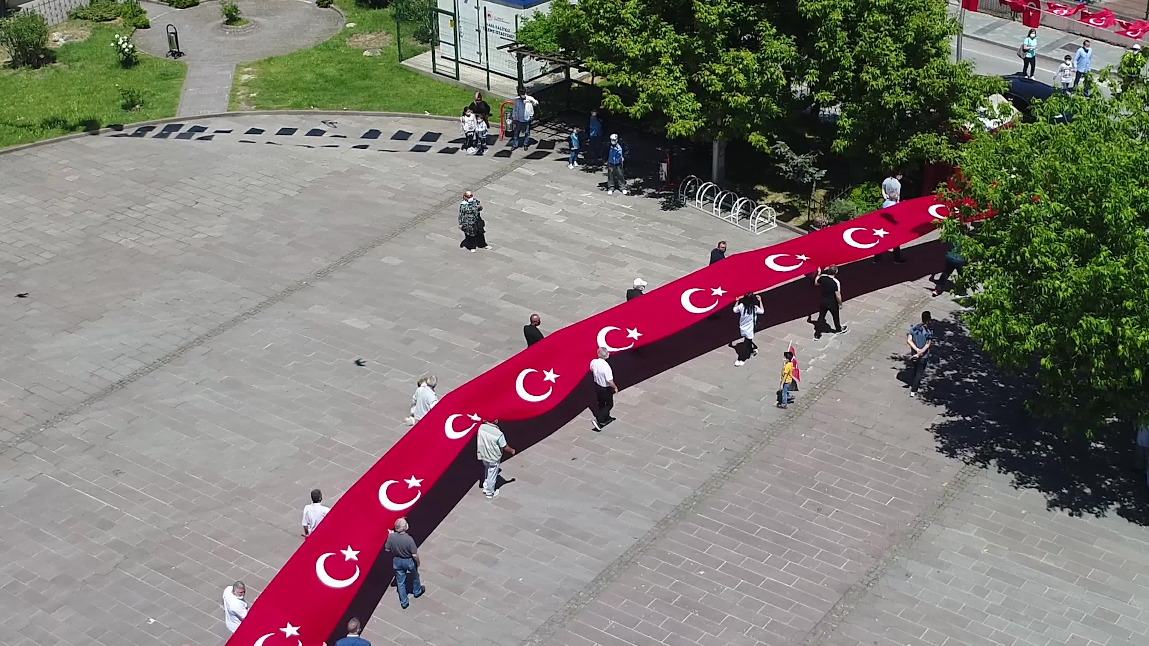 BARTIN'DA ATATÜRK'ÜN 140. DOĞUM GÜNÜ İÇİN 140 METRELİK TÜRK BAYRAĞI AÇILDI