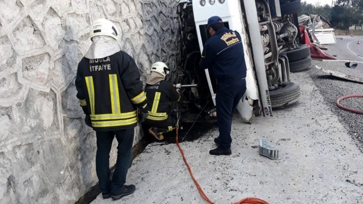 HIRDAVAT YÜKLÜ KAMYONET DEVRİLDİ: 1 ÖLÜ