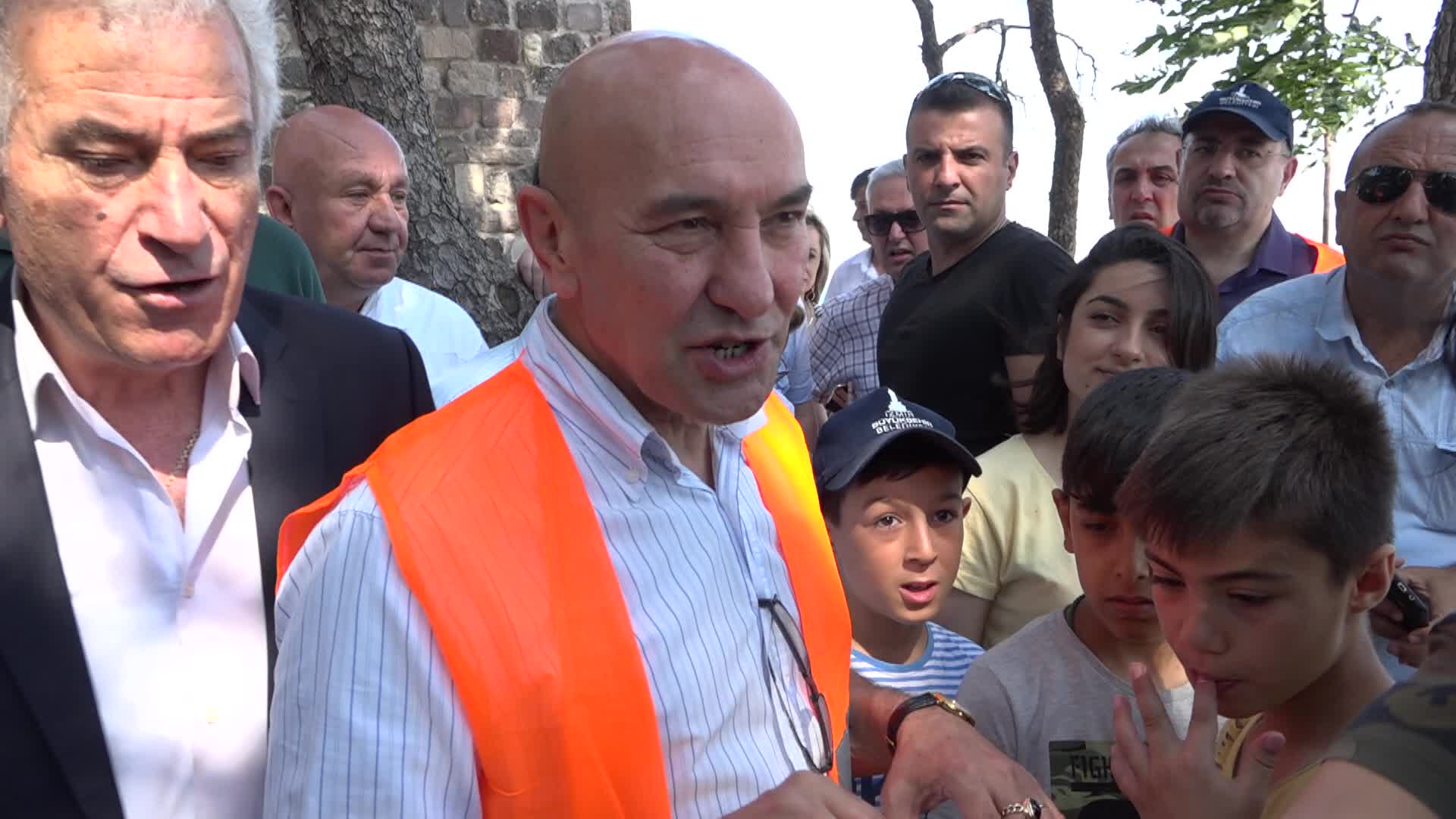 KADIN SÜPÜRGECİLER, İZMİR'E TOZ KONDURMUYOR