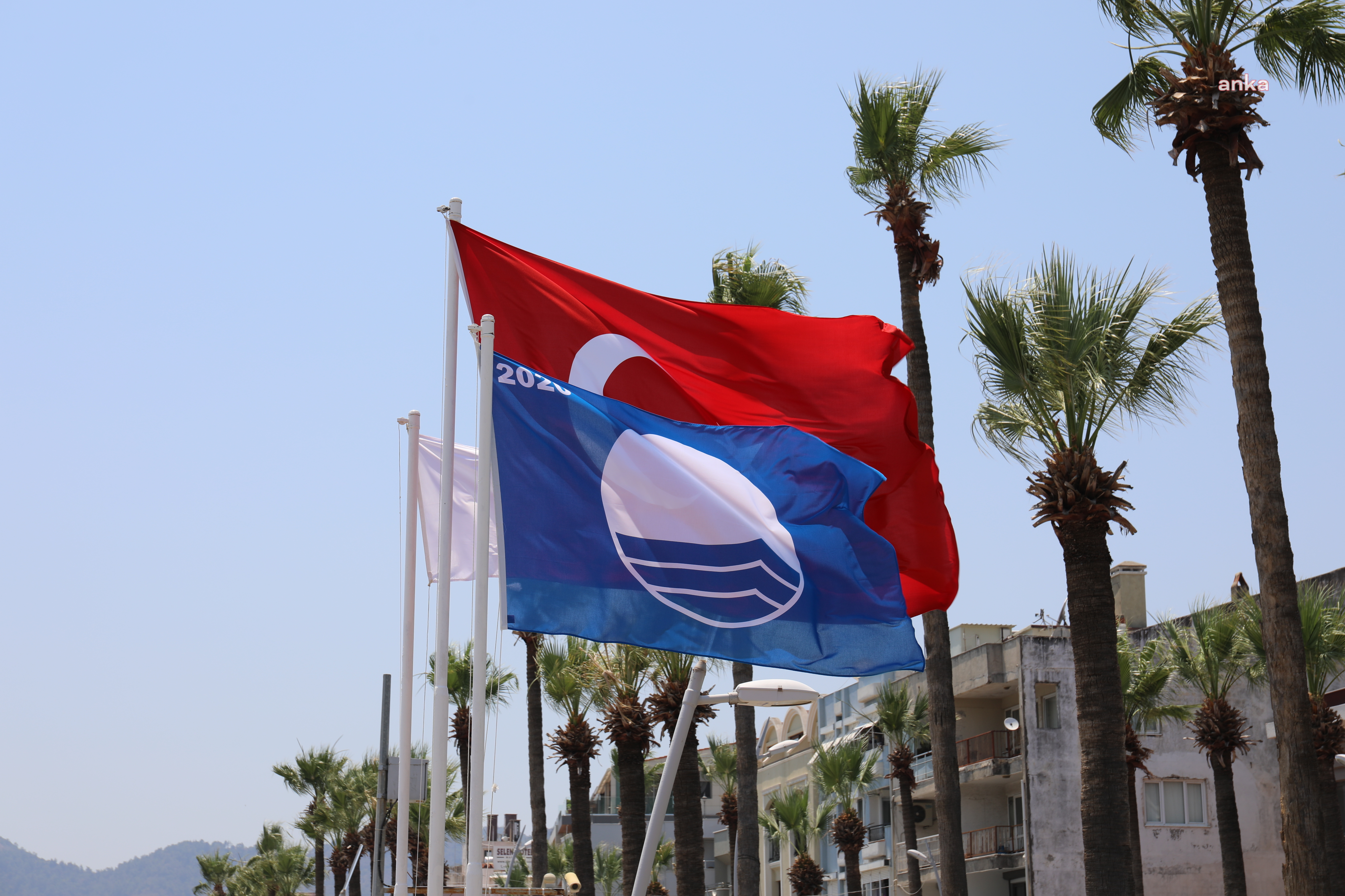 MARMARİS BELEDİYESİ'NİN İKİNCİ PLAJINA DA MAVİ BAYRAK