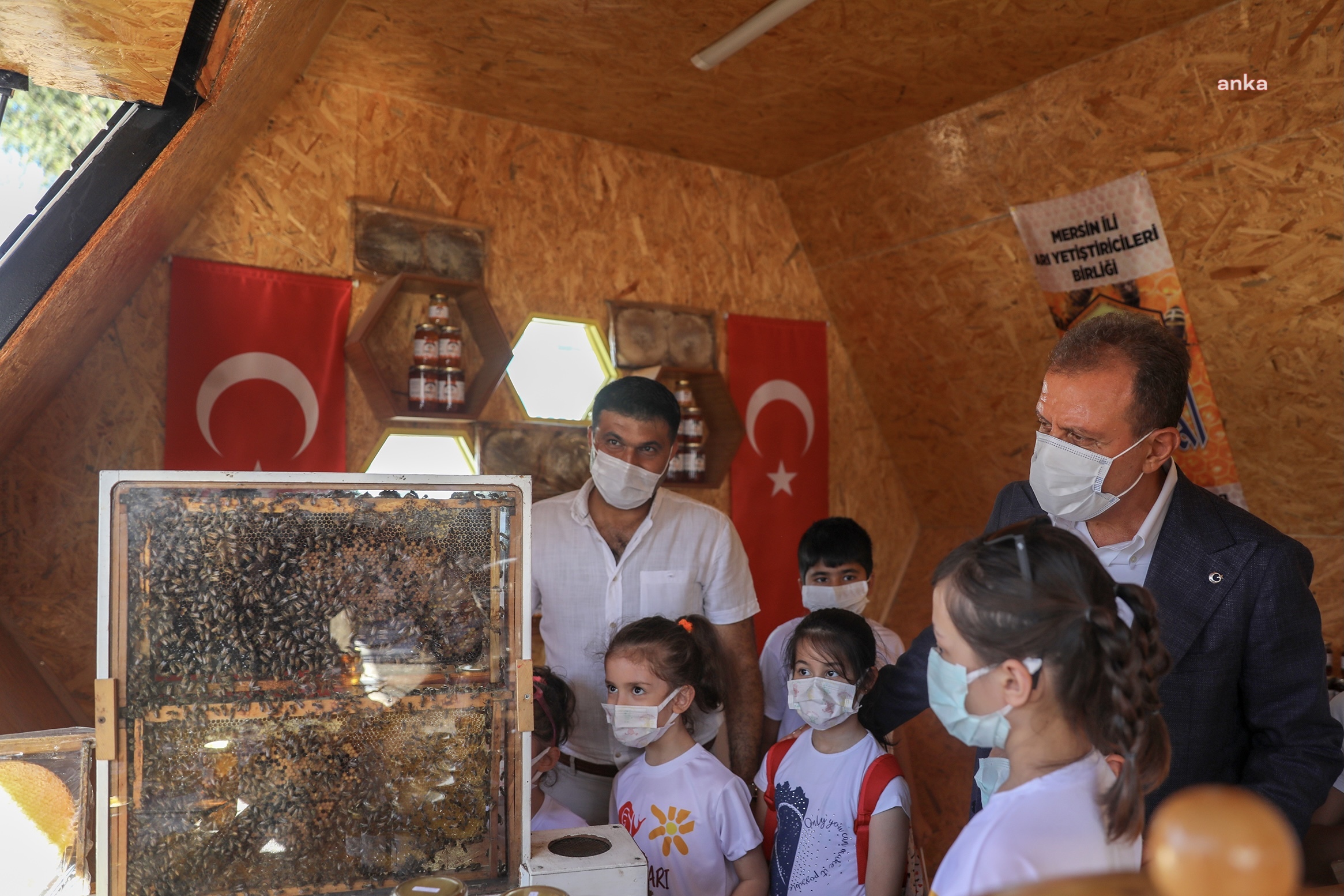 MERSİN BÜYÜKŞEHİR’DEN KARAKOVAN VE PETEK KONSEPTİNDE “BAL EVİ”