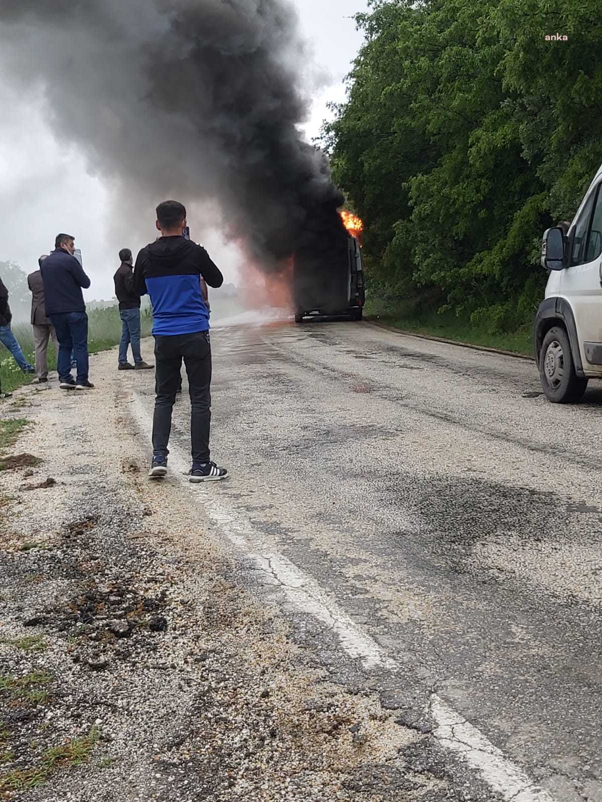HAREKET HALİNDE TUTAŞAN MİNİBÜS HURDAYA DÖNDÜ