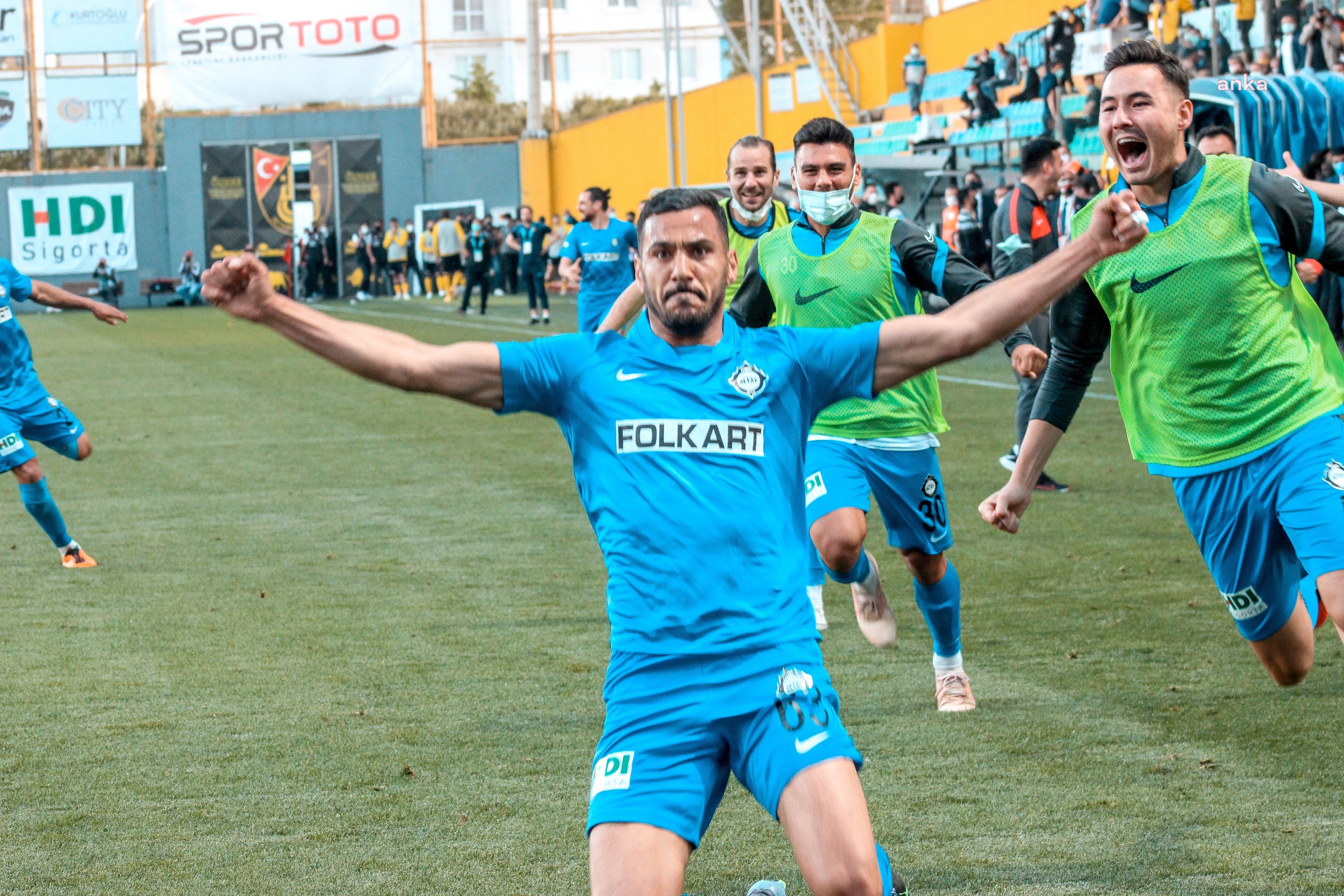 İZMİR'DE SÜPER LİG SEVİNCİ