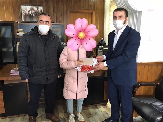 MÜFTÜ, İSTİKLAL MARŞI YARIŞMASINDA ÖDÜL ALAN ÖĞRENCİLERİN YÜZLERİNİ KAPATMIŞ