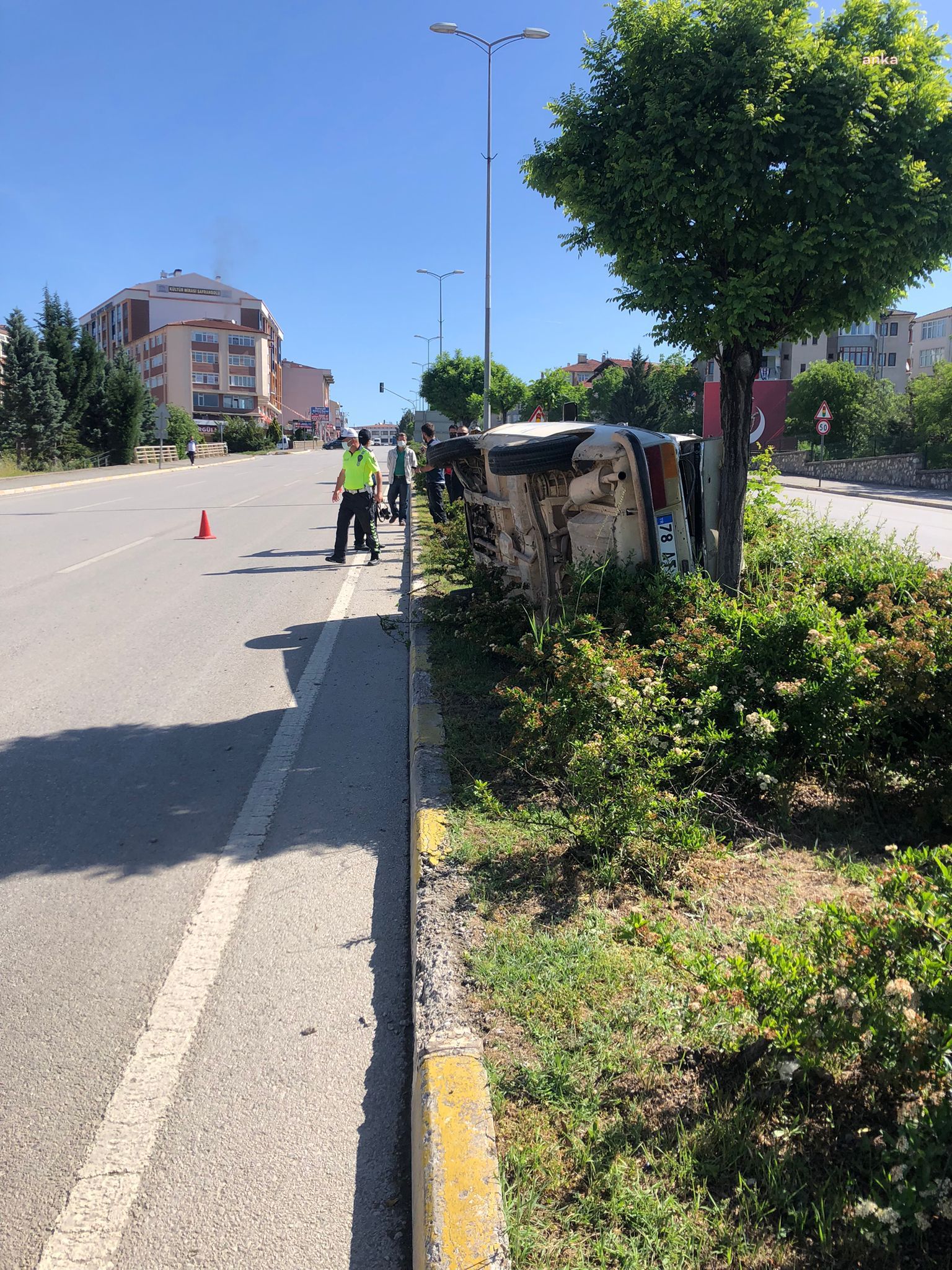 KEDİDEN KAÇARKEN KAZA YAPTI