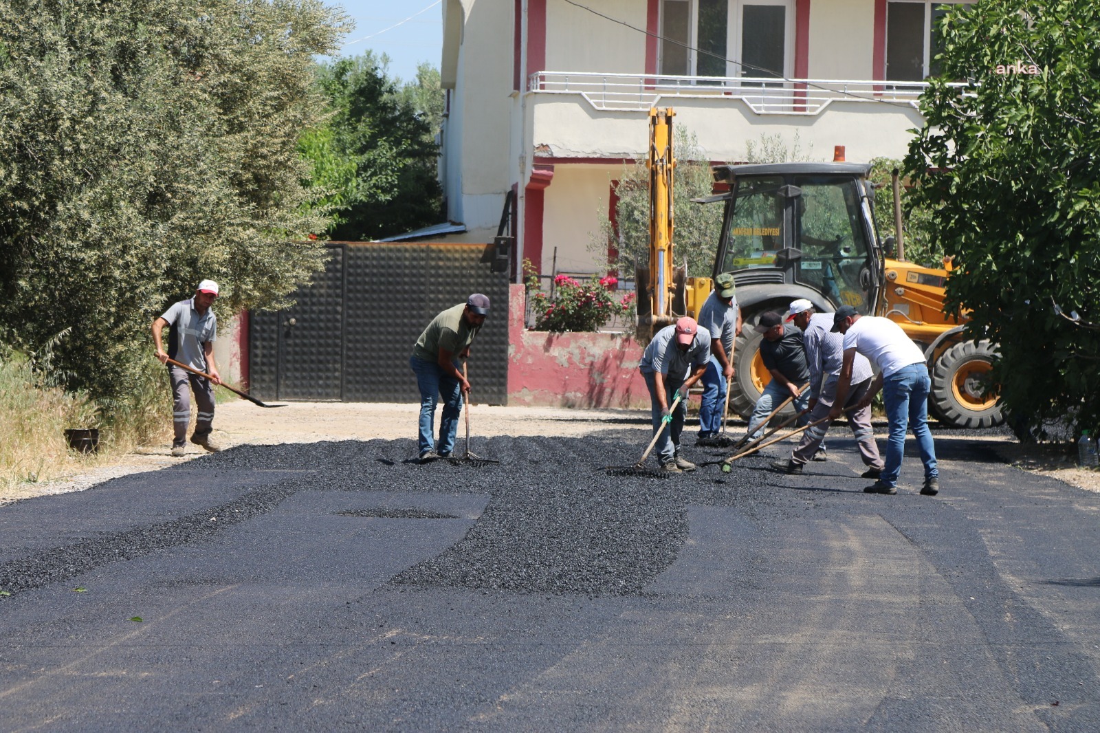 AKHİSAR BELEDİYESİ ASFALT ÇALIŞMLARINA HIZ KATTI