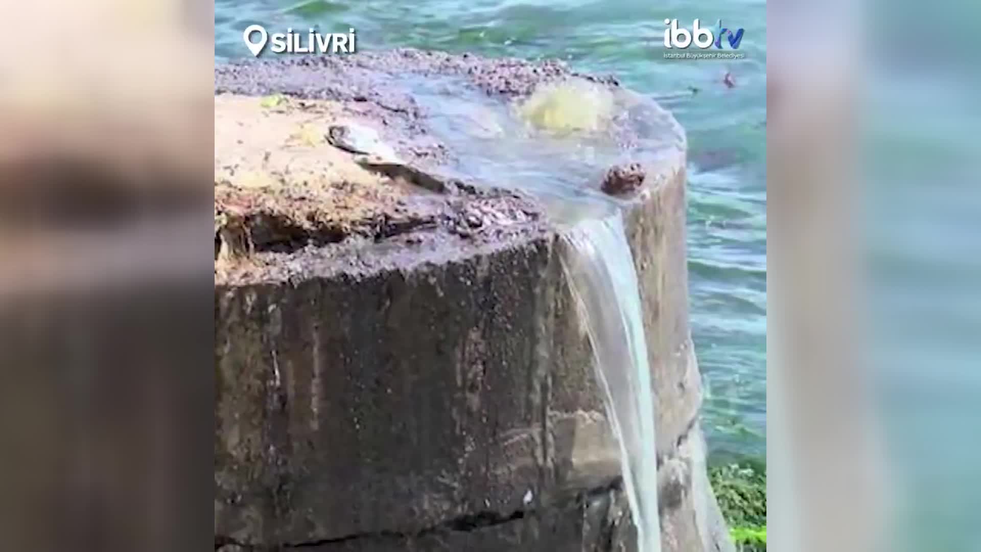 SİLİVRİ’DE DENİZE AKAN KANALİZASYONA İBB EKİPLERİ MÜDAHALE ETTİ