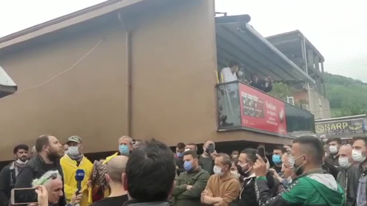 ARTVİN’DE ÇAY ÜRETİCİLERİ YOLU KAPATTI TULUMLU PROTESTO YAPTI