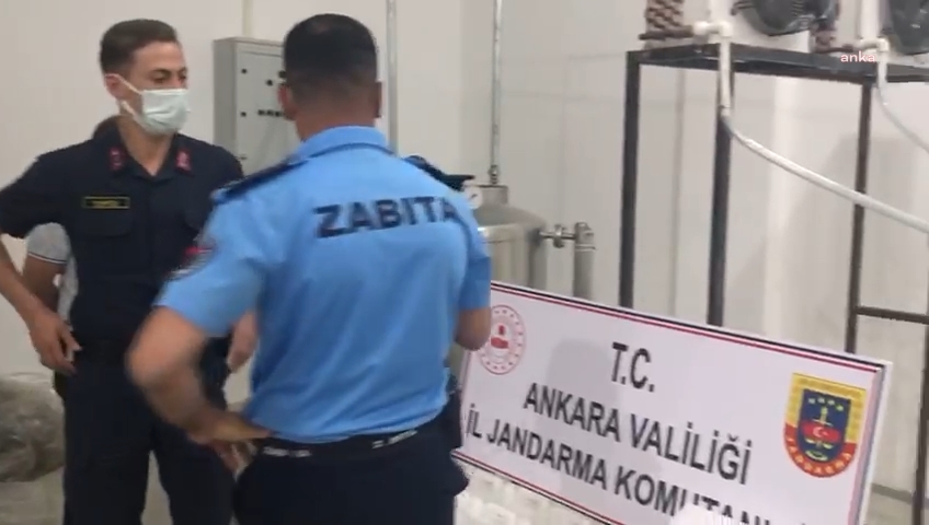 YENİMAHALLE’DE 2 BUÇUK TON KAÇAK DEZENFEKTAN ELE GEÇİRİLDİ