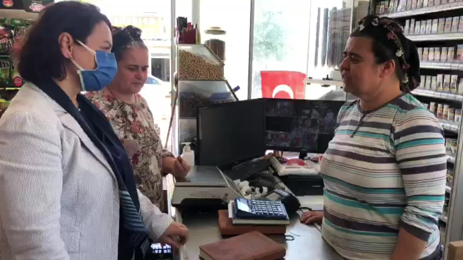 CHP'Lİ MİLLETVEKİLİNE BORÇ DEFTERİNİ GÖSTEREN BAKKAL: VATANDAŞ, 2-3 LİRALIK ALIŞVERİŞ İÇİN KREDİ KARTI KULLANIYOR