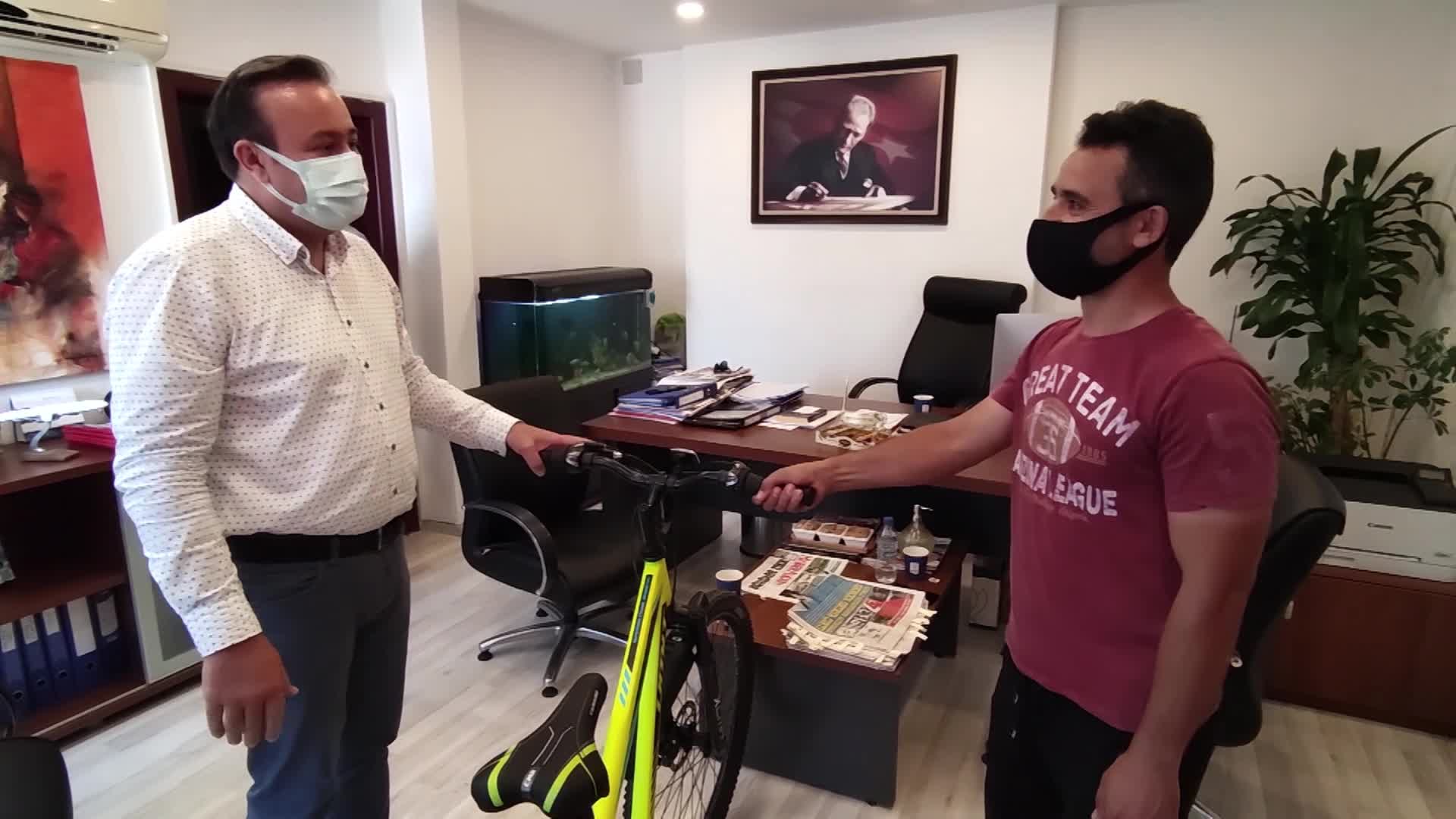 KUŞADASI'NDA BİSİKLETİ ÇALINAN BİSİKLETÇİYE, BELEDİYE BAŞKANI GÜNEL'DEN ANLAMLI JEST