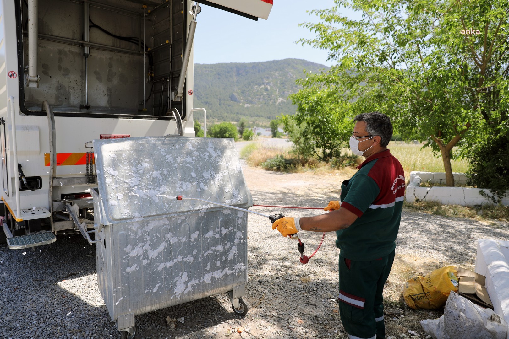 MENTEŞE'DE ÇÖP KONTEYNERLERİNE HASSAS TEMİZLİK