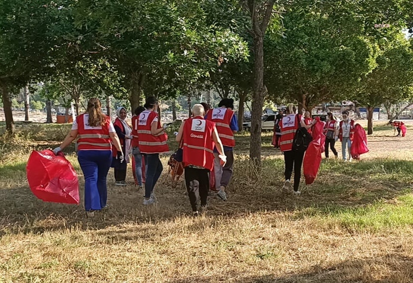 ADANA’DA KIZILAY GÖNÜLLÜLERİNDEN ÇEVRE TEMİZLİĞİ
