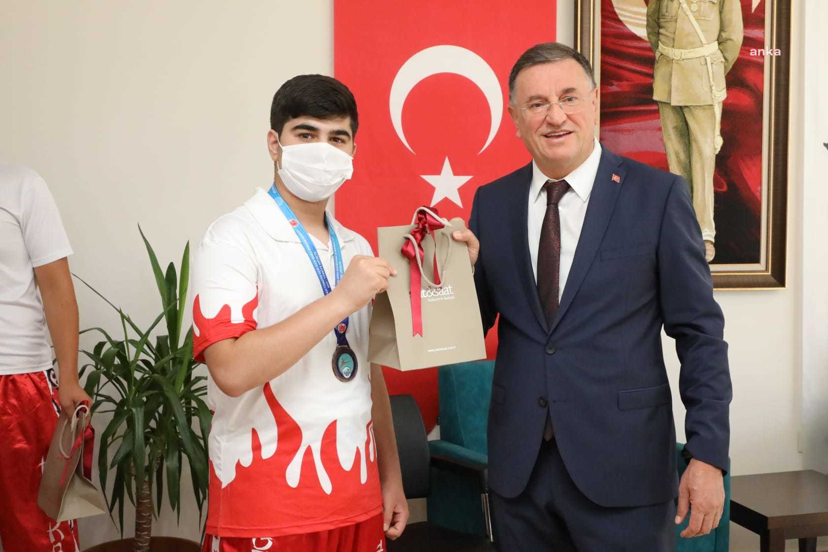 ŞAMPİYON SPORCULAR, HATAY BELEDİYE BAŞKANI SAVAŞ’I ZİYARET ETTİ