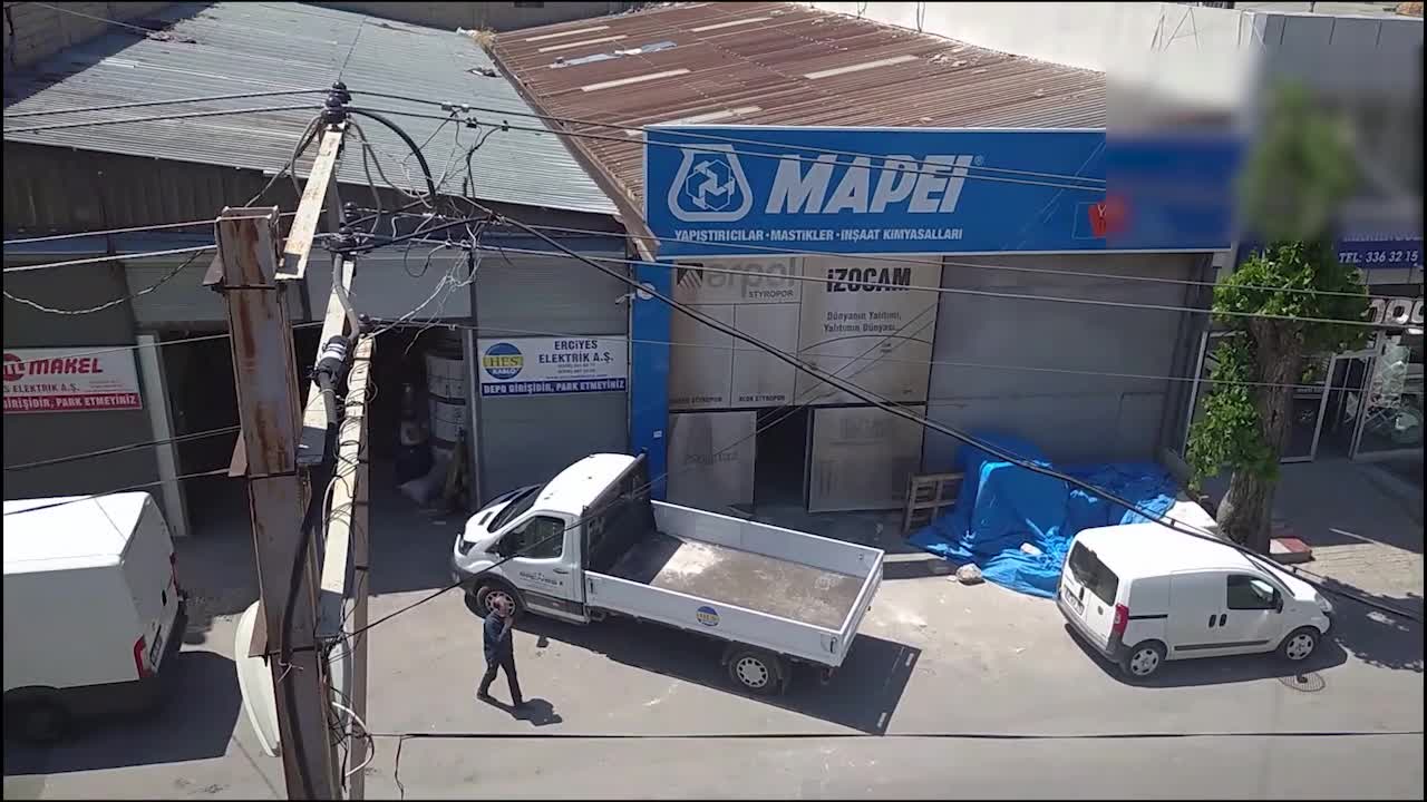 İŞYERİNİN ÇATISINDA TARIMA BAŞLADI: PANDEMİDE "DAM BAĞI" KURDU