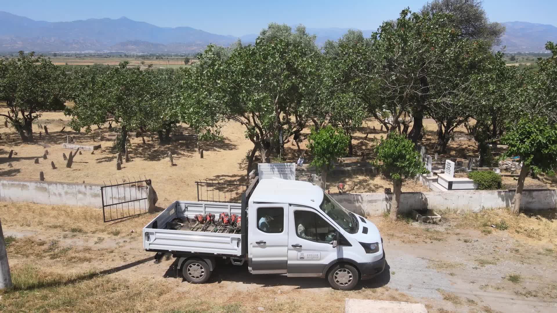 EFELER BELEDİYESİ'NDEN MEZARLIKLARDA BAKIM ÇALIŞMASI