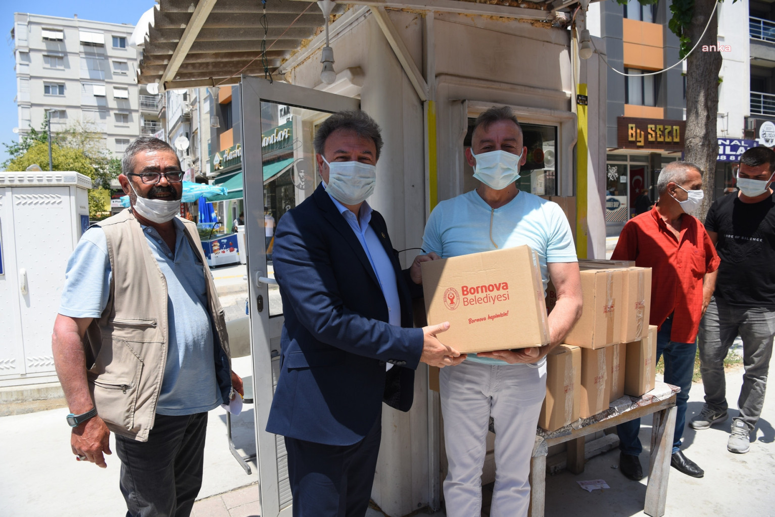 BORNOVA BELEDİYESİ'NDEN 350 TAKSİCİ VE MİNİBÜSÇÜYE TEMİZLİK KOLİSİ