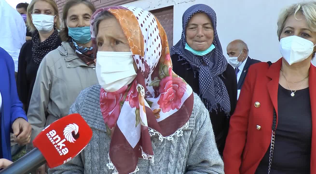 CHP KADIN KOLLARI ÇİFÇİ KADINLARI DİNLEDİ: "KENDİMİ BİLDİM BİLELİ TIRPAN TAŞIYORUM, ÜNİVERSİTE MEZUNU ÇOCUKLARIMIZ BOŞTA, GURBETTE"