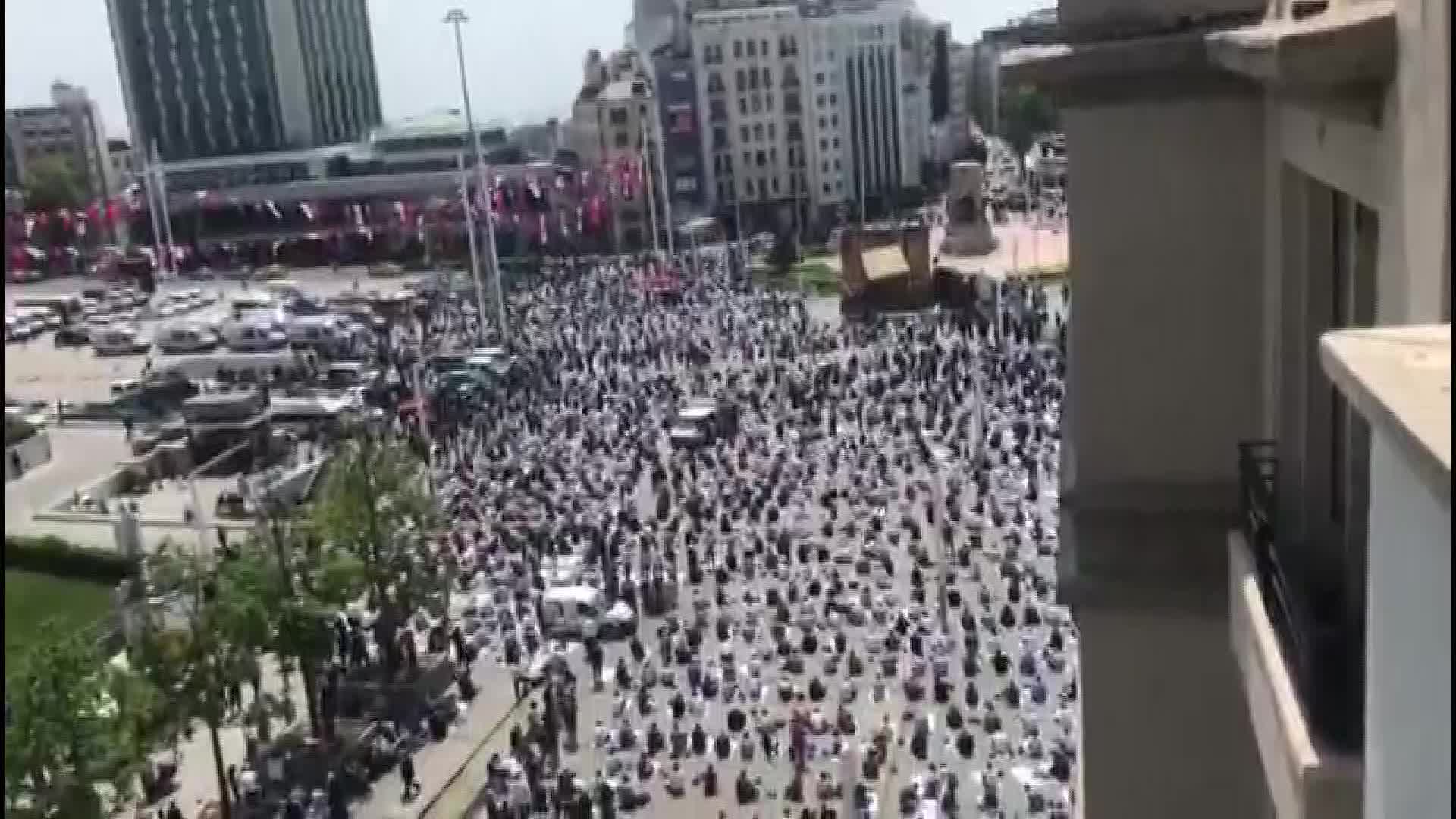 TAKSİM CAMİSİ İBADETE CUMA NAMAZIYLA BİRLİKTE AÇILDI
