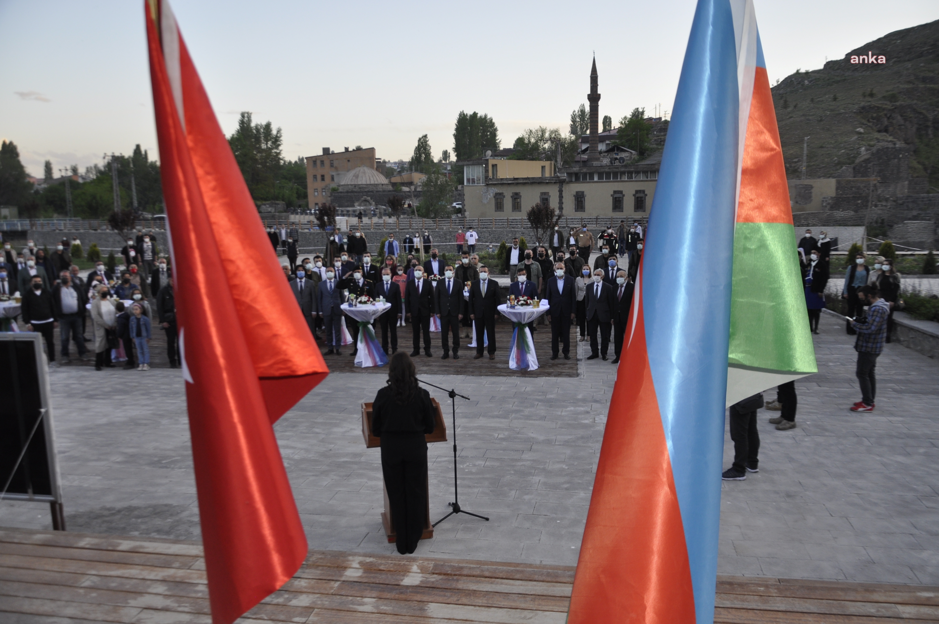 AZERBAYCAN’IN CUMHURİYET COŞKUSU KARS KALESİNE YANSIDI
