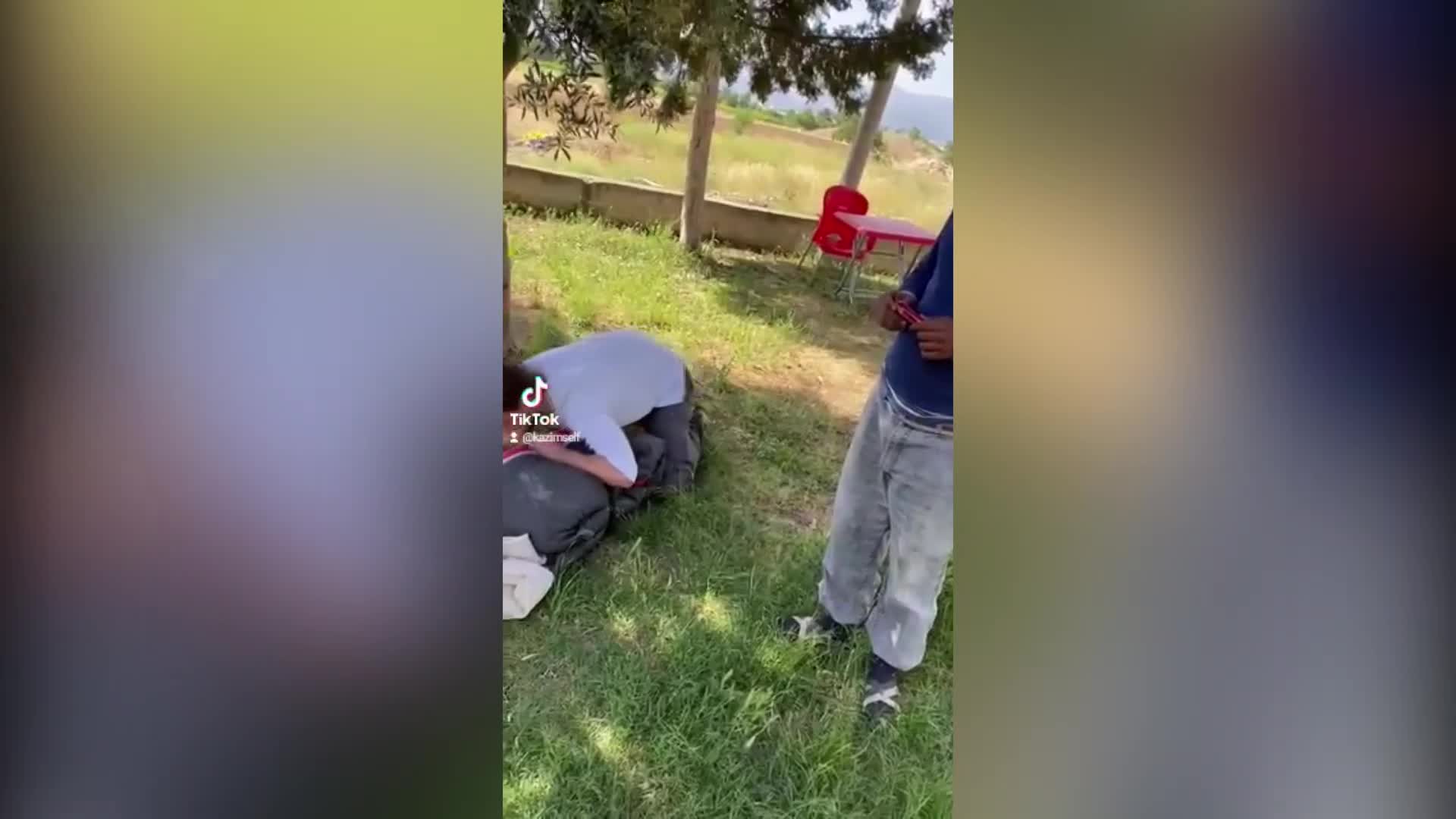 BURDURLU ÇİFTÇİ PARAŞÜTLE TARLASINA İNEN TURİSTE ÇİKOLATA VERDİ
