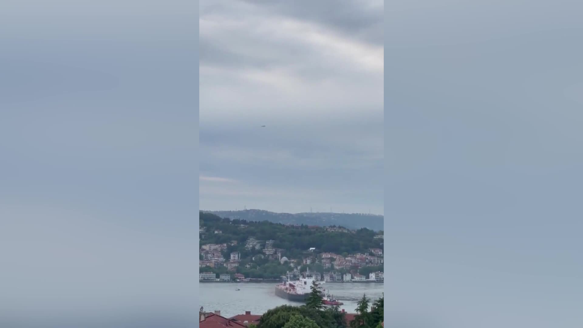 BOĞAZDA ARIZA YAPARAK SÜRÜKLENEN TANKER SON ANDA DURDURULDU