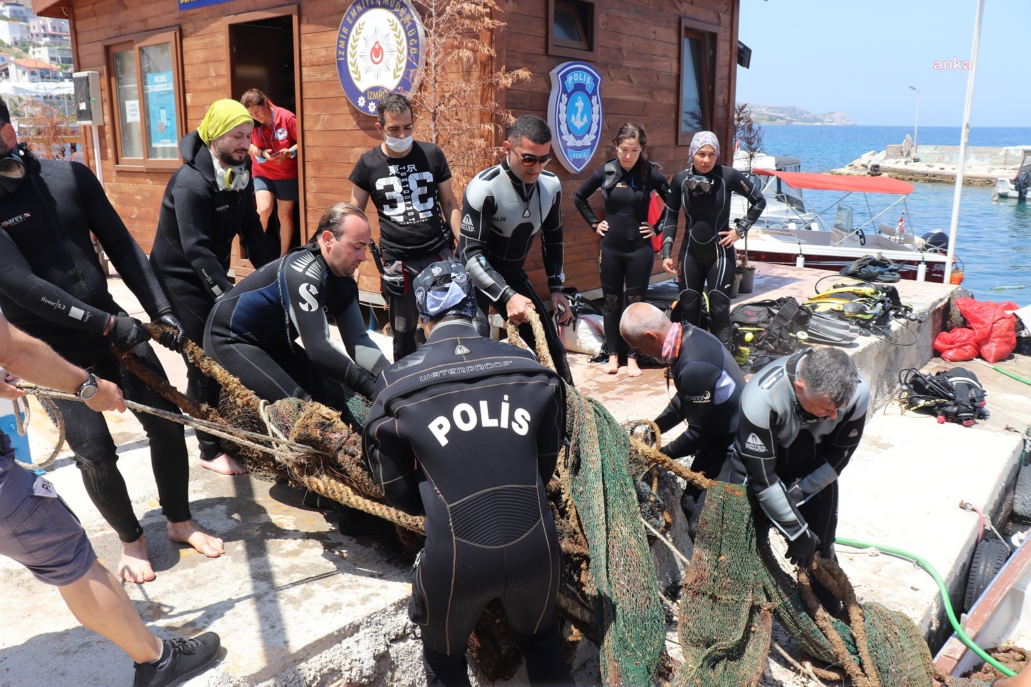 KARABURUN’DA HAYALET AĞLAR TEMİZLENDİ