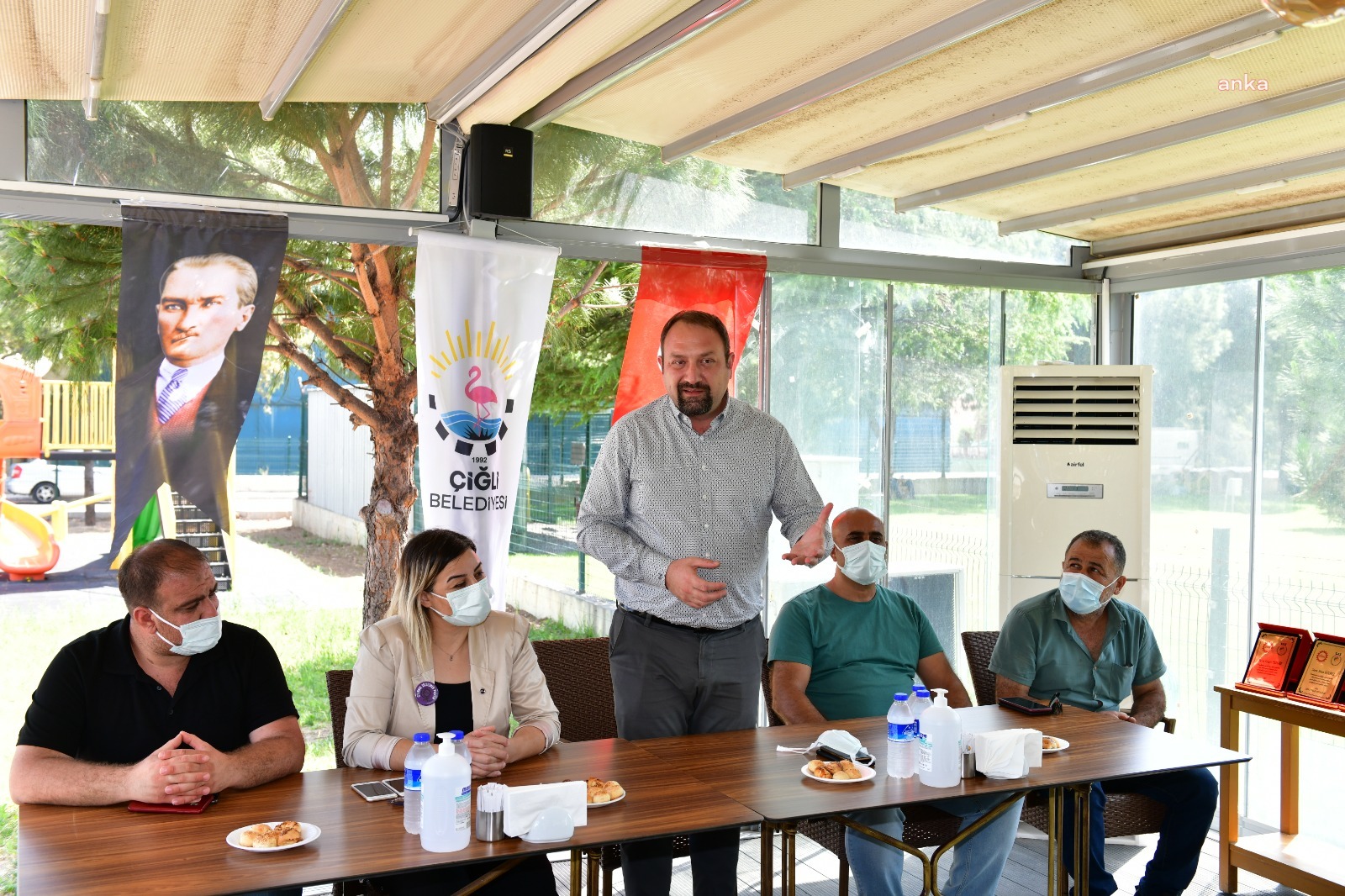 ÇİĞLİ BELEDİYE BAŞKANI GÜMRÜKÇÜ DUYARLI PERSONELİ ÖDÜLLENDİRDİ