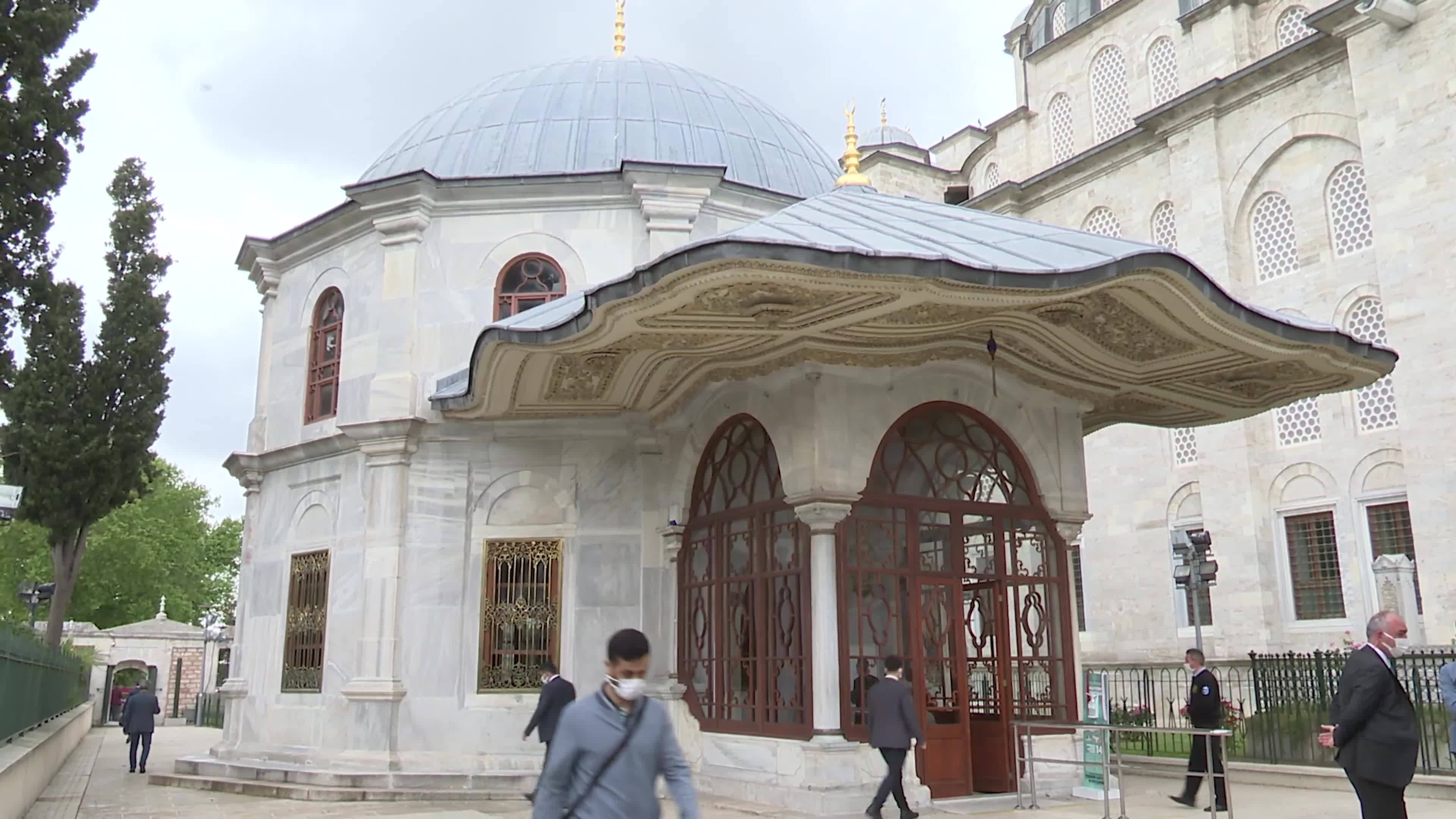 VALİ YERLİKAYA VE İMAMOĞLU FATİH SULTAN MEHMET TÜRBESİ'Nİ ZİYARET ETTİ