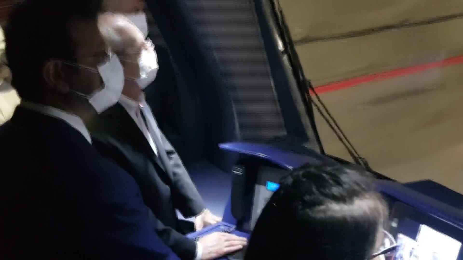 KILIÇDAROĞLU, İMAMOĞLU İLE BİRLİKTE, KADIN VATMANIN KULLANDIĞI METROYA BİNDİ VATANDAŞLARI SELAMLADI
