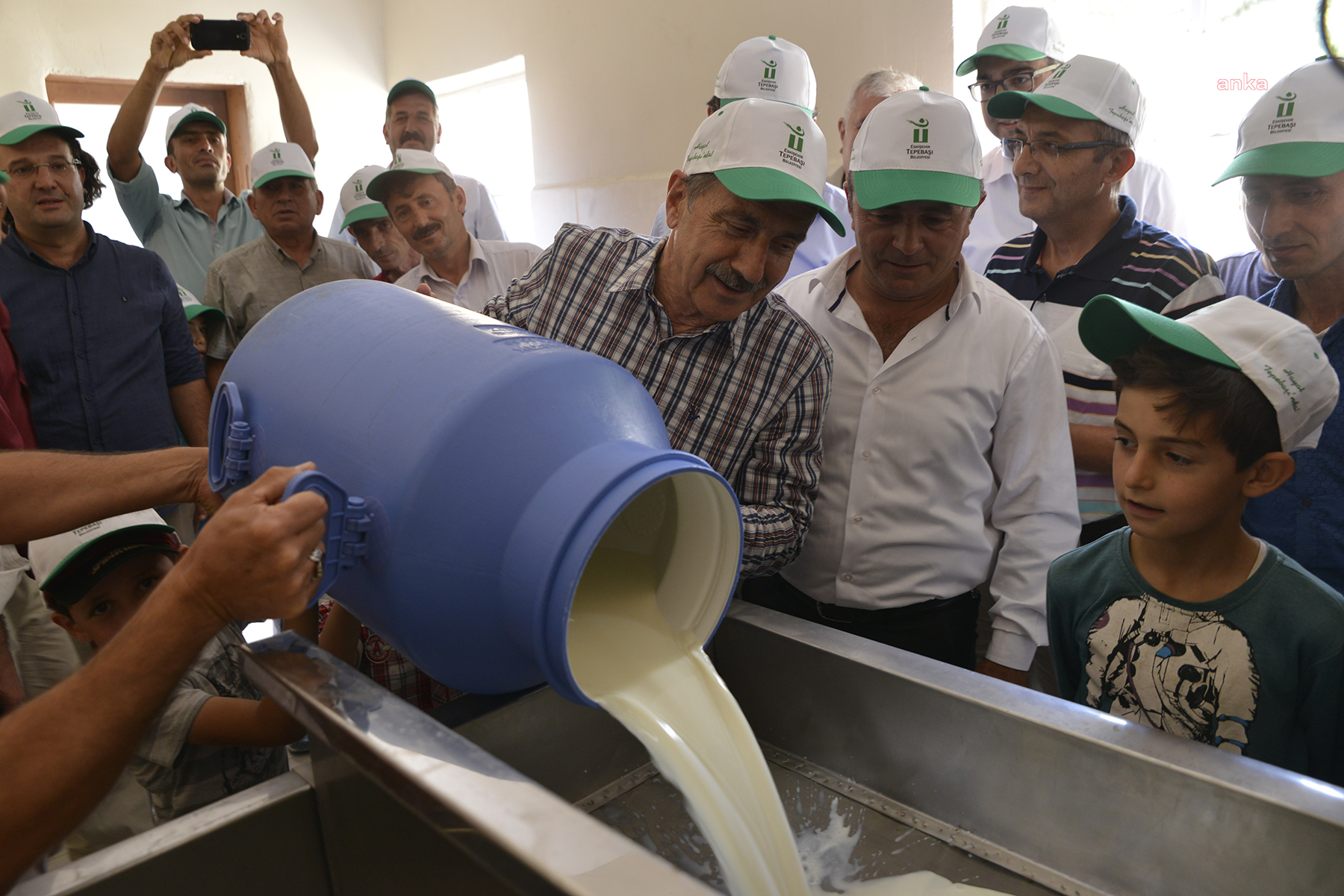 TEPEBAŞI BELEDİYE BAŞKANI ATAÇ, SÜT ÜRETİMİNİN ÖNEMİNE DİKKAT ÇEKTİ