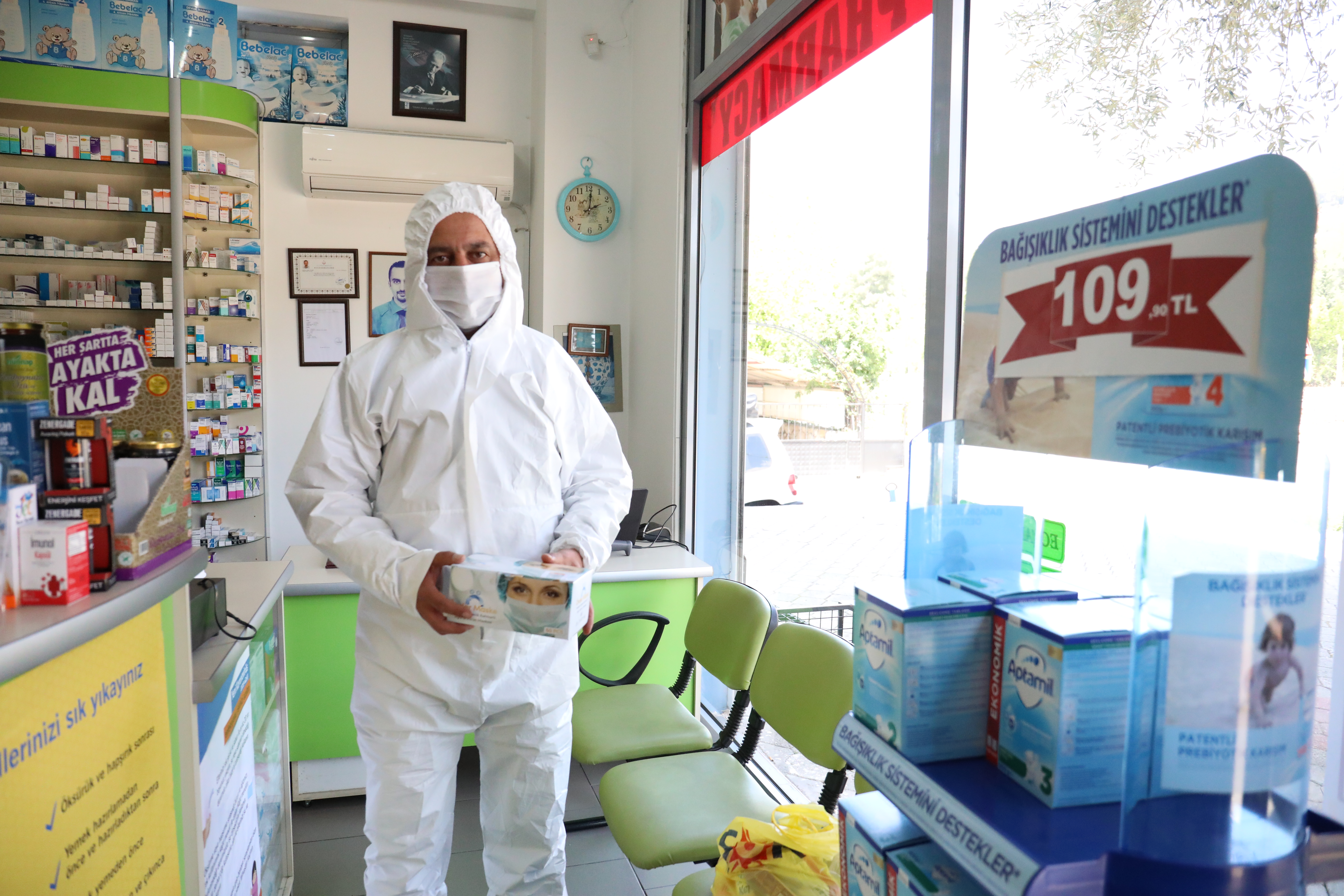 MARMARİS'TE ECZANELERE MASKE DESTEĞİ