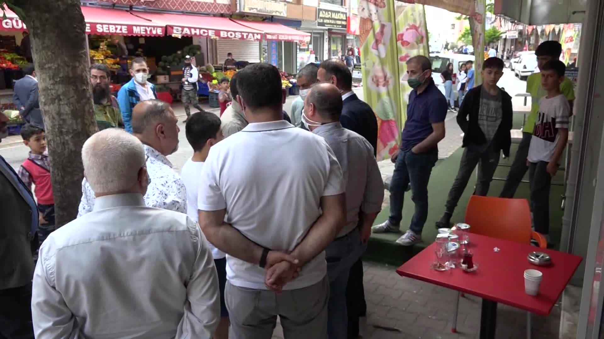 ESENYURT BELEDİYE BAŞKANI BOZKURT, HUSUMETLİ İKİ AİLEYİ BİR ARAYA GETİREREK BARIŞTIRDI