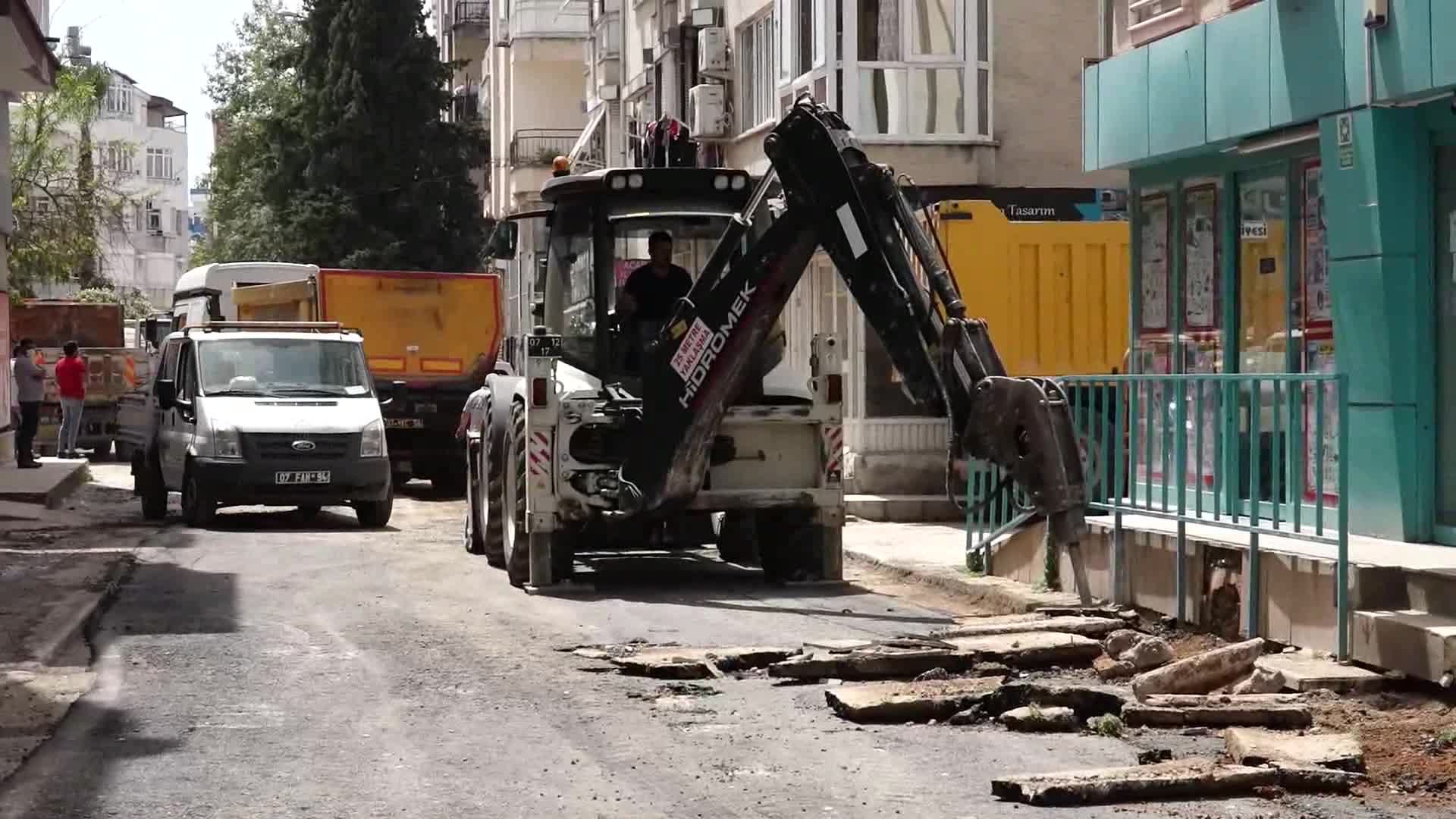 MURATPAŞA BELEDİYESİ'NDEN 'DELİK DEŞİK' YOLLARI ÖNLEYECEK YENİ ADIM