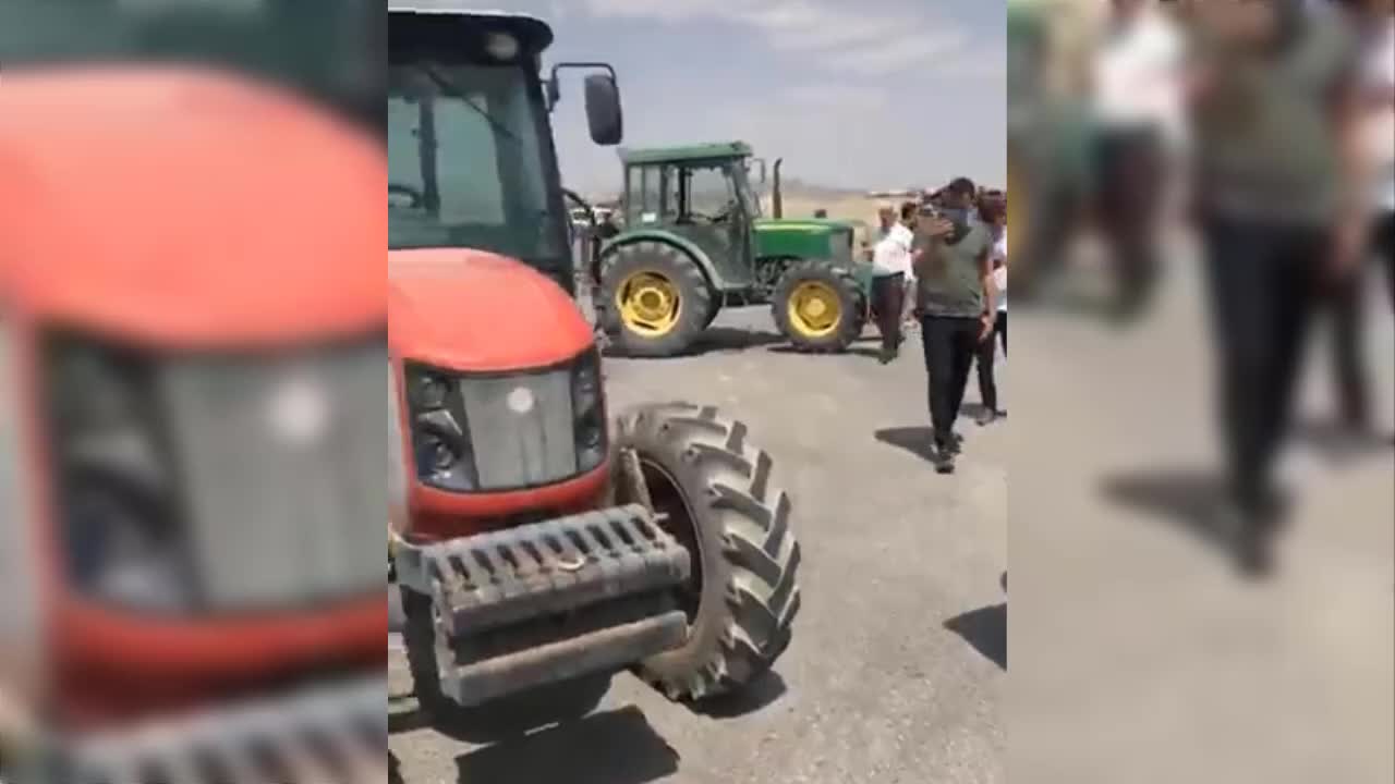 KÖYLÜLER KARAYOLUNU TRAKTÖRLERİYLE KAPATTI, SU İSTEDİ: "2 AYDIR SU VERİLMİYOR, EKİNLER KURUDU"