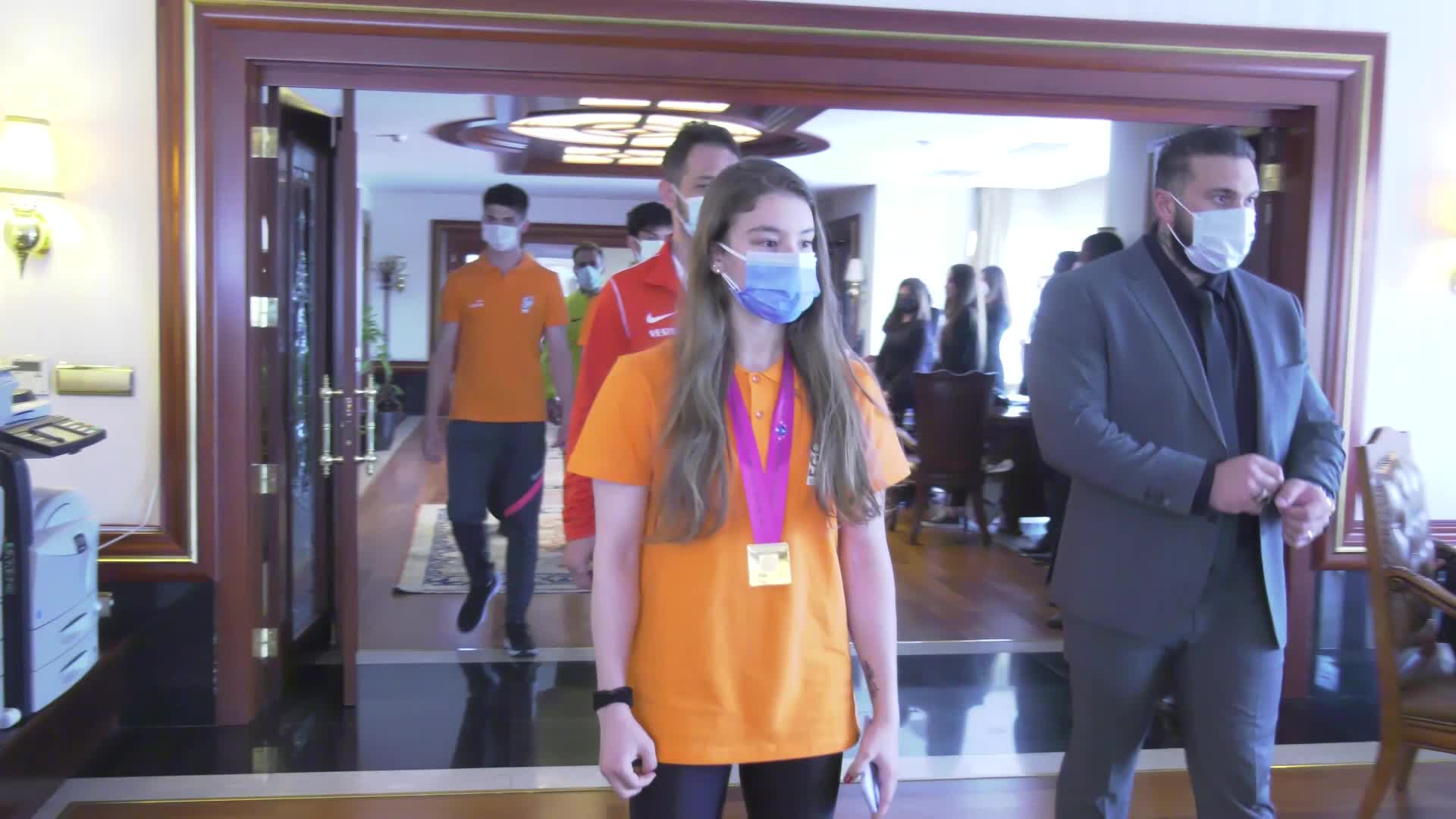 DÜNYA ŞAMPİYONU AYŞE BEGÜM ONBAŞI’DAN MANSUR YAVAŞ’A ZİYARET