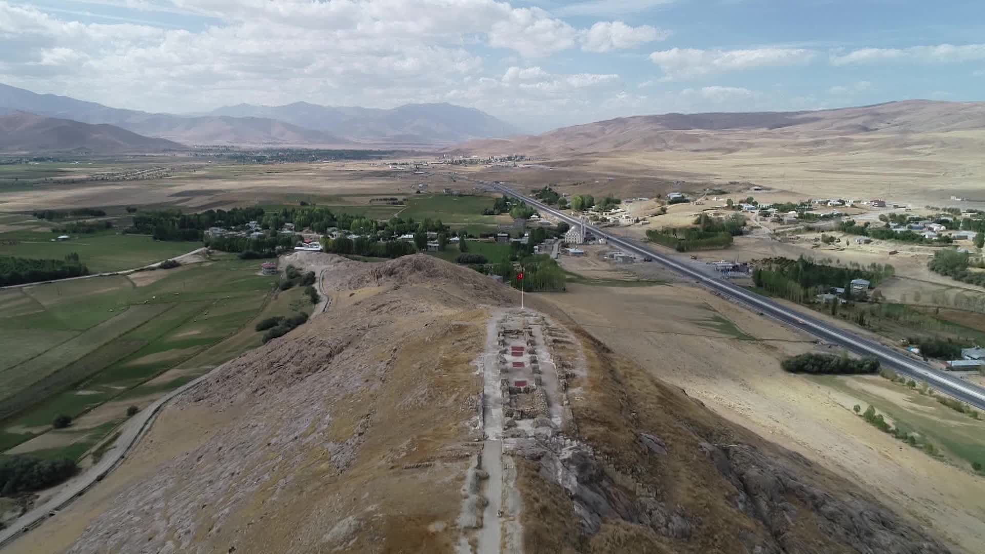 DÜNYADA URARTUCA YAZABİLEN SON KİŞİ: MEHMET KUŞMAN