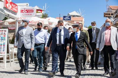 TUNÇ SOYER'DEN ÇEŞME ESNAFINA MORAL ZİYARETİ