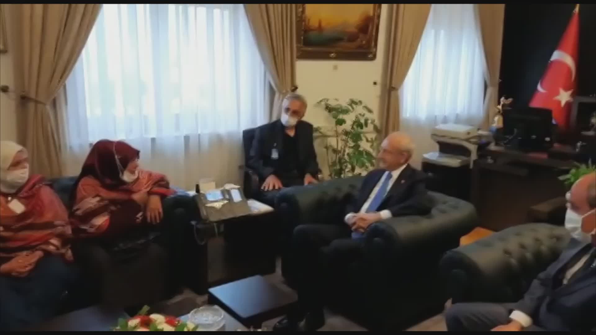 İKİZDERE’DE DİRENEN KÖYLÜLER, KILIÇDAROĞLU’NU ZİYARET ETTİ: “VERMİŞLER TOPRAĞIMIZI CENGİZ BEY’E, MEHMET Mİ NE GAYBANADIR, O ZENGİN OLACAK BİZ NE OLACAĞIZ”