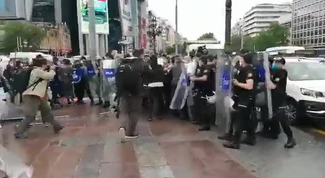 GEZİ EYLEMLERİNDE ÖLDÜRÜLEN SARISÜLÜK'Ü ANMAK İSTEYENLERE POLİS MÜDAHALESİ
