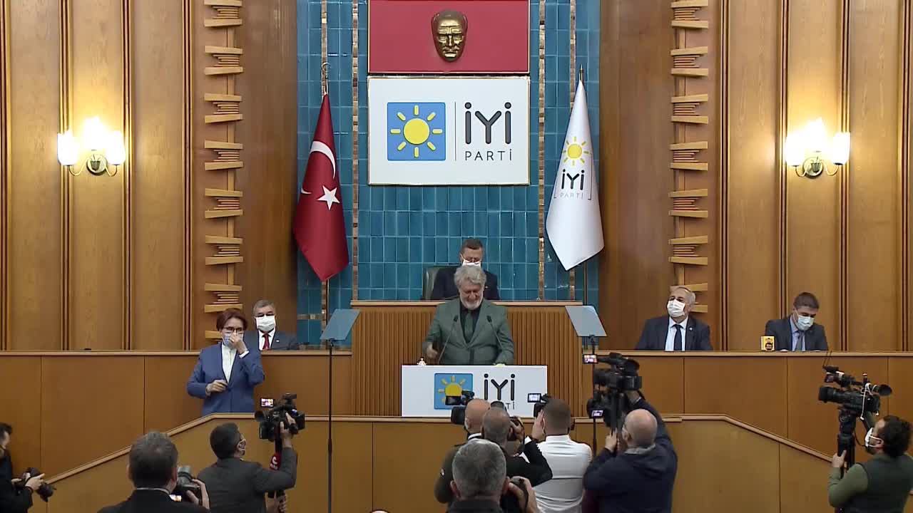 ÜNLÜ MÜZİSYEN ŞEŞEN İYİ PARTİ GRUP TOPLANTISINDA İKTİDARA SESLENDİ: “BİZLER DEVLET BABANIN ÜVEY EVLATLARI GİBİ GÖRÜLDÜK NEDENSE”