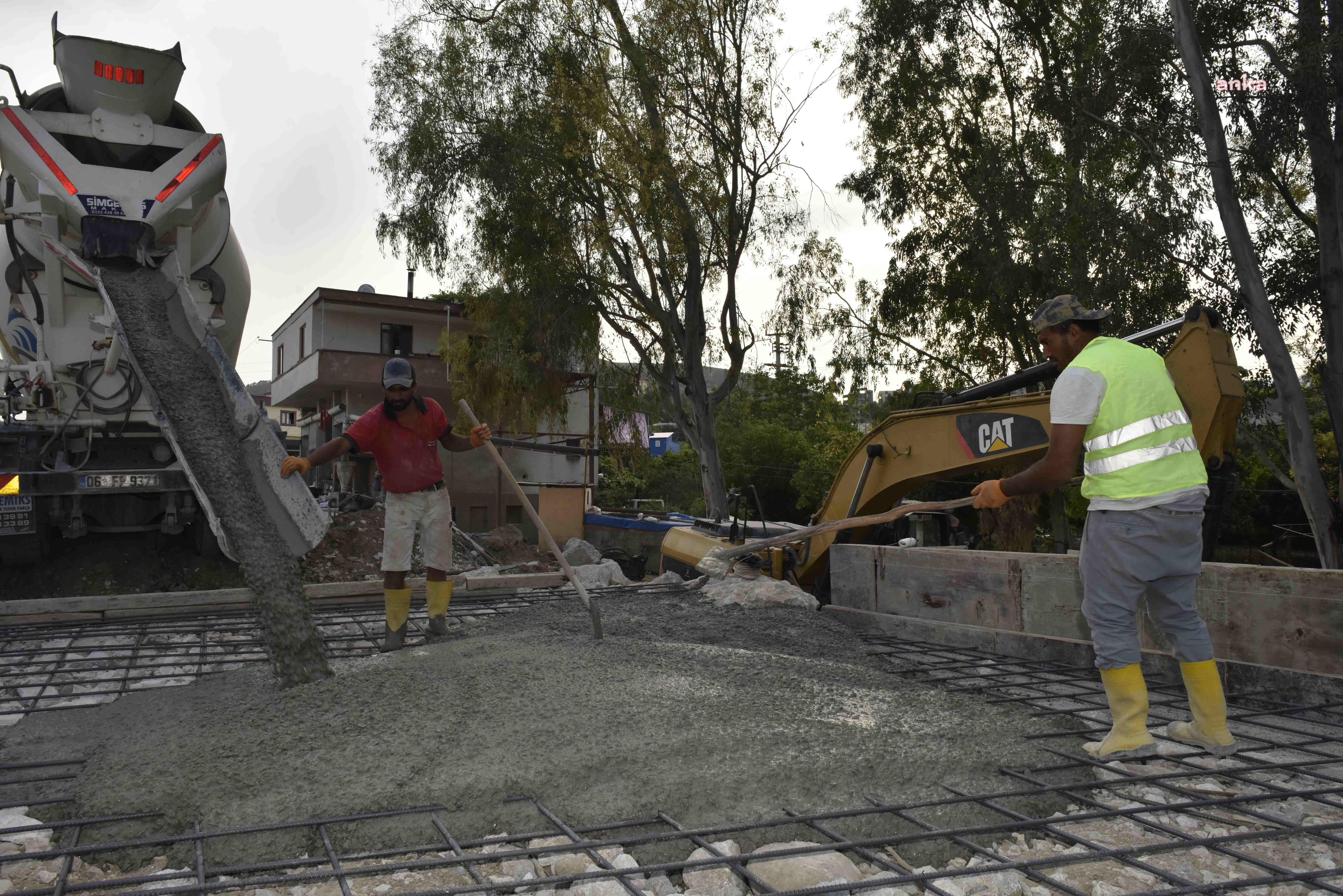 ADANA'DA ÜÇÜRGE DERESİ ÜZERİNE 6 METRE GENİŞLİĞİNDE KÖPRÜ ÇALIŞMASI SÜRÜYOR