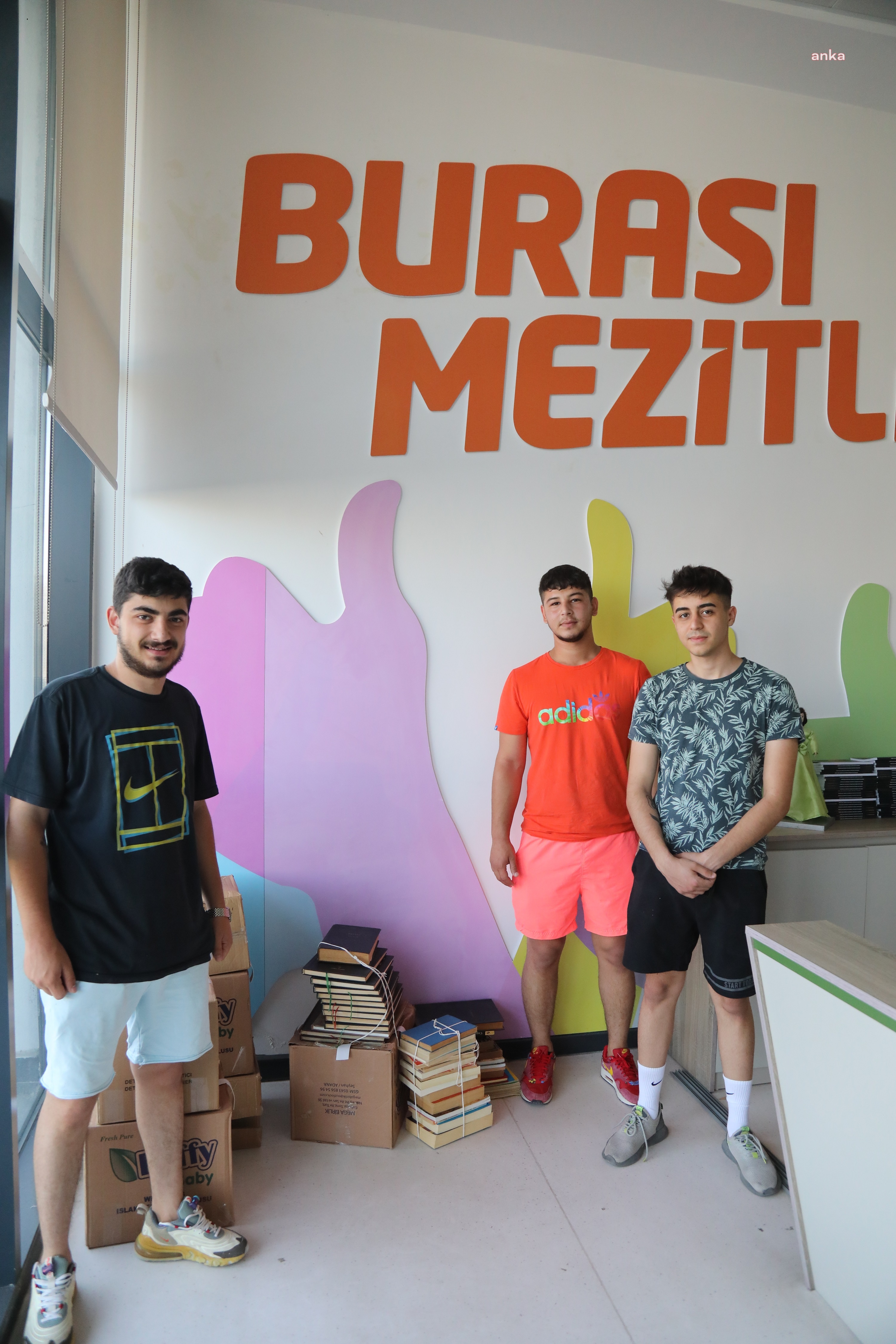 ÜNİVERSİTELİ GENÇ VEFAT EDEN DEDESİNİN KİTAPLARINI BAĞIŞLADI