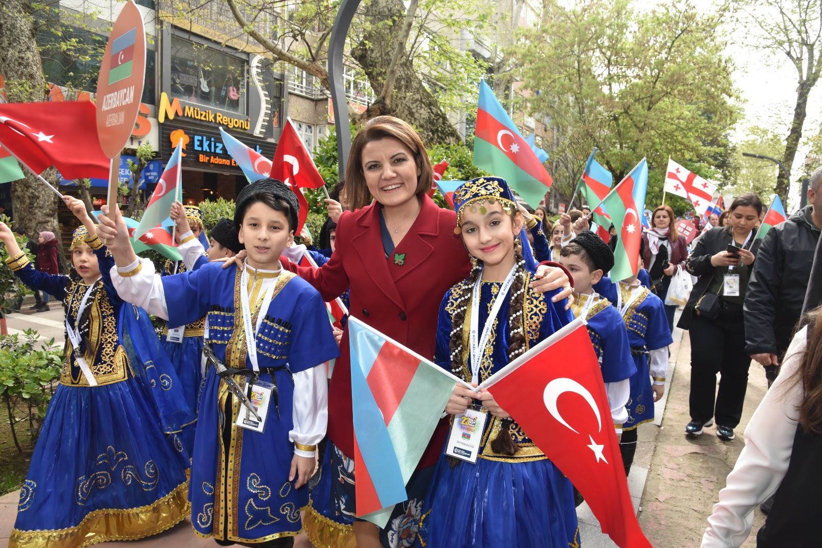 İZMİT BELEDİYESİ'NDEN ÇOCUKLARA 23 NİSAN SÜRPRİZLERİ