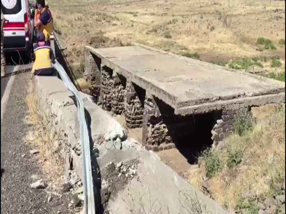ŞANLIURFA-ÇERMİK YOLUNDA FECİ KAZA