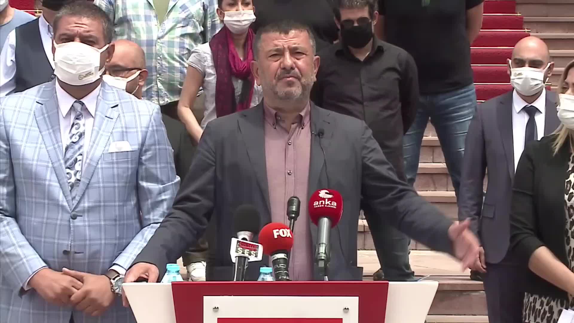 SANATÇILAR CHP'NİN KAPISINDA, HEM DERT YANDI, HEM TÜRKÜ SÖYLEDİ: "BU DA GELİR, BU DA GEÇER, AĞLAMA"