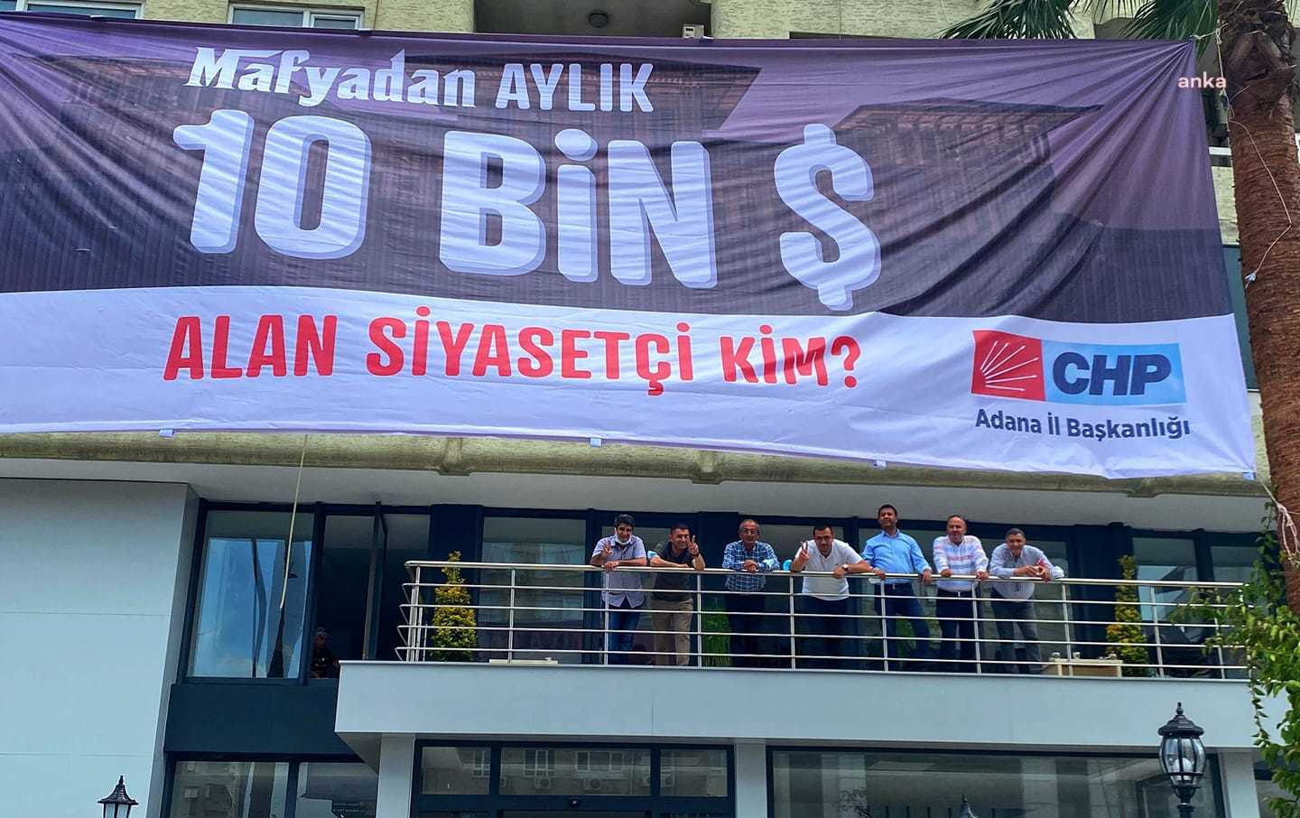CHP'DEN, “MAFYADAN AYLIK 10 BİN DOLAR ALAN SİYASETÇİ KİM?” PANKARTLARI